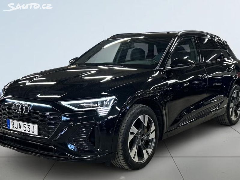 Audi Q8 e-tron, 55 Q S-Line 360kam Tažné Pano